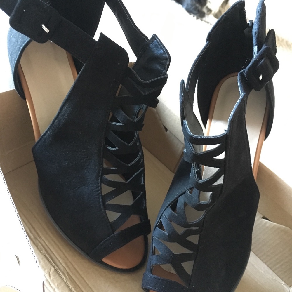 Peep toe shooties